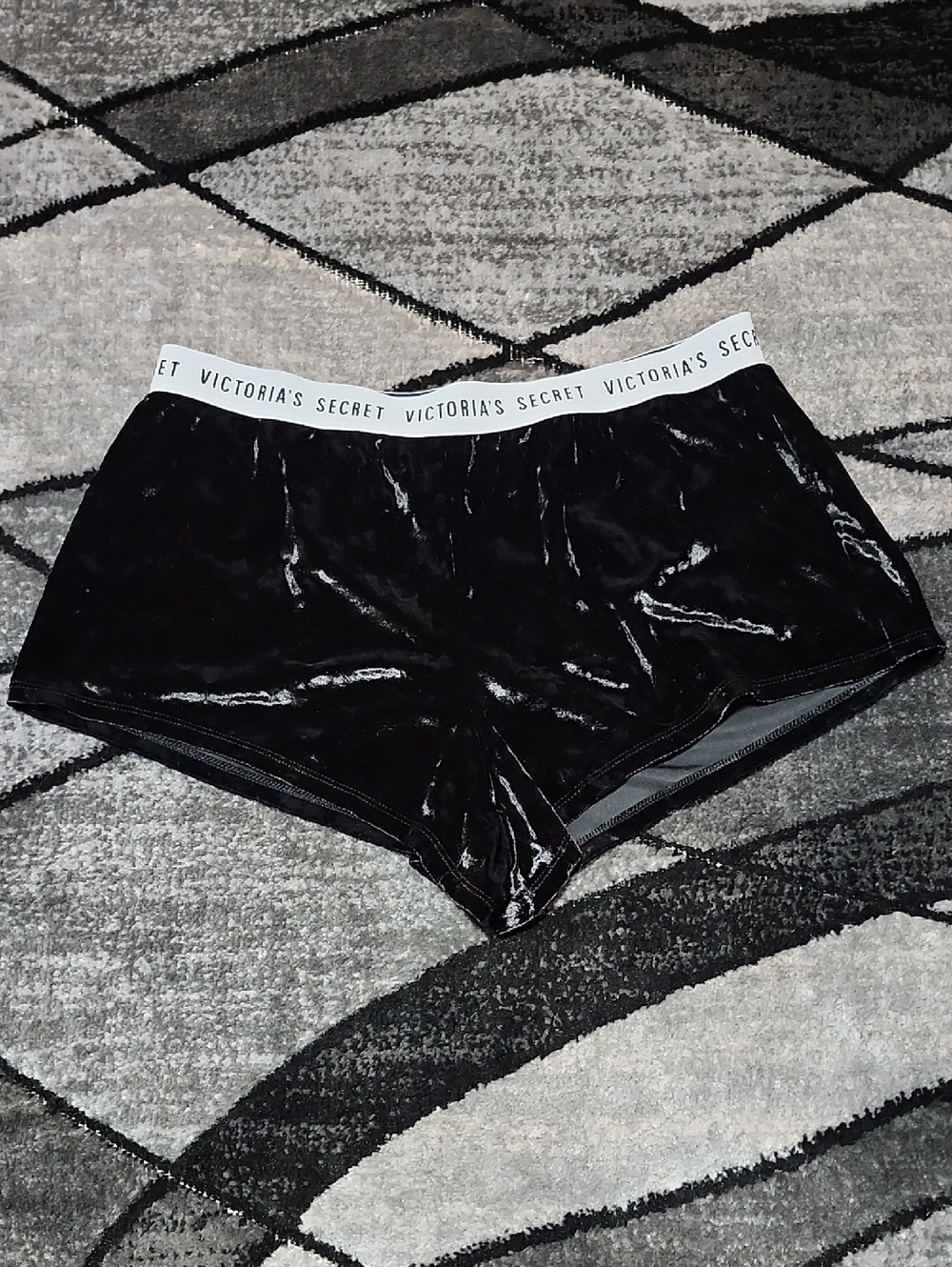 VICTORIA SECRET 2018 BLACK CRUSHED VELVET LOGO WAISTBAND SLEEPWEAR LOUNGE SHORTS